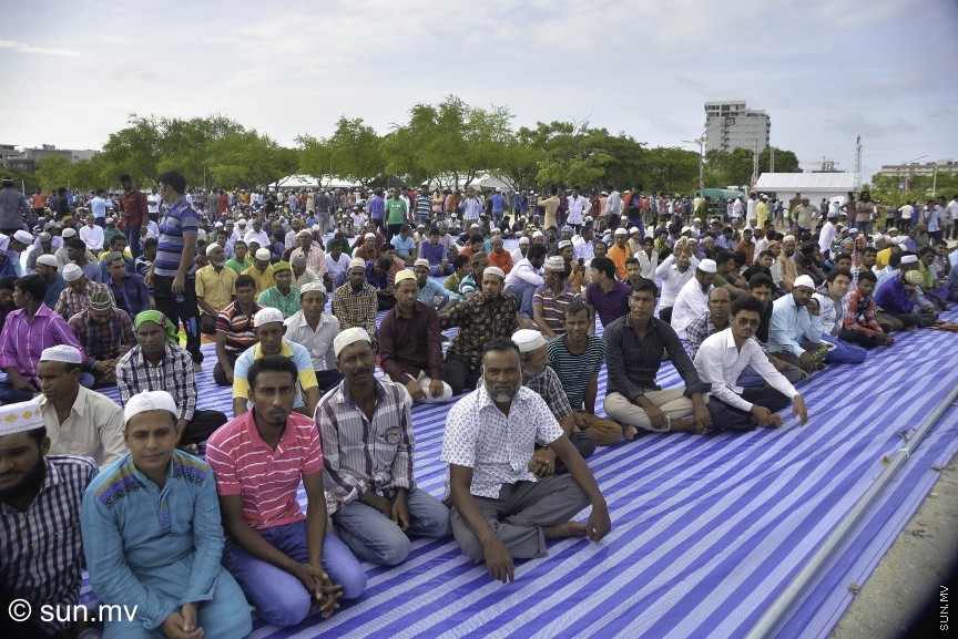 1 ސެޕްޓެމްބަރު 2017: ހުޅުމާލޭ ސެންޓްރަލް ޕާކު ސަރަހައްދުގައި ކުރެވުނު 1438ވަނަ އަހަރުގެ އަޟްޙާ ޢީދު ނަމާދުގެ ތެރެއިން: އީދު ހުތުބާގައި ބުނެފައިވަނީ އީދަށް އީދޭ ކިޔުނީ ކޮންމެ އަހަރަކު އައު އުފާތަކަކާ އެކު މިދުވަސް އަންނާތީ ކަމަށެވެ. އިސްލާމީ އީދު ތަކުގައި އޮތީ އުފާވެރި ކަމާއި މުނިފޫހިފިލުވުން ކަމަށް ހުތުބާގައި ބުނެފައިވެ އެވެ. އެއީ ހިތްތަކުގެ ސާފު ކަމުންނާއި މޫނުތަކުގެ އުފާވެރި ކަމުން ކަމަށް ހުތުބާގައި ބުނެފައިވެ -- ސަން ފޮޓޯ/ މުހައްމަދު އަފްރާހް