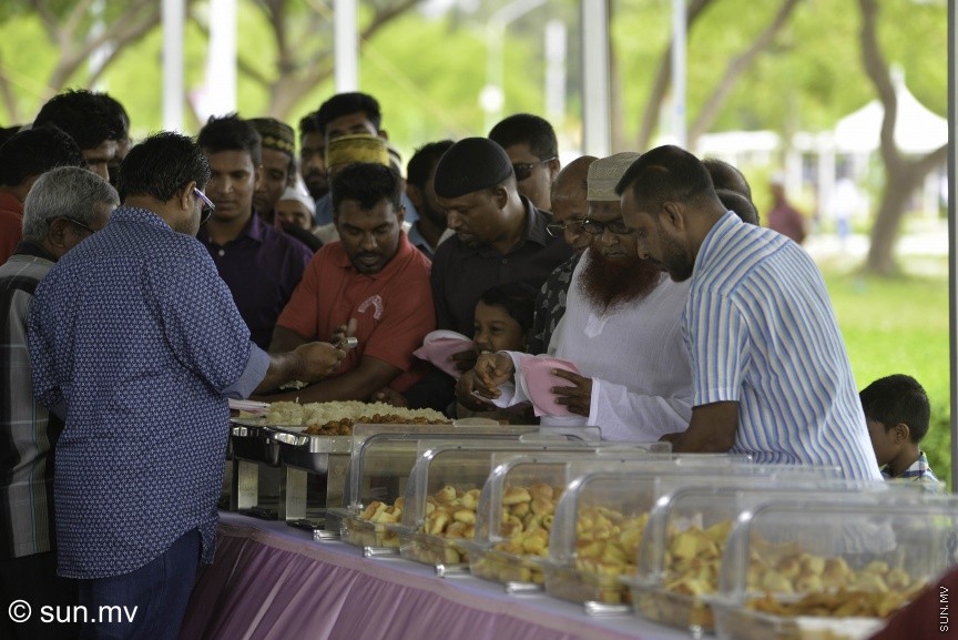 1 ސެޕްޓެމްބަރު 2017: ހުޅުމާލޭ ސެންޓްރަލް ޕާކު ސަރަހައްދުގައި ކުރެވުނު 1438ވަނަ އަހަރުގެ އަޟްޙާ ޢީދު ނަމާދަށްފަހު ސެންޓަލް ޕާކްގައި އޮތް އީދު ސައި: އިސްލާމް ދީނުގައި އީދަކީ ޝަހުވަތްތަކުގެ ފަހަތުން ދުވުމާއި ކާބޯތަކެތިން ބަނޑު ފުރާލުން ނޫން ކަމަށް މިއަދުގެ އީދު ހުތުބާގައި ބުނެފައި---ސަން ފޮޓޯ/ މުހައްމަދު އަފްރާހް 