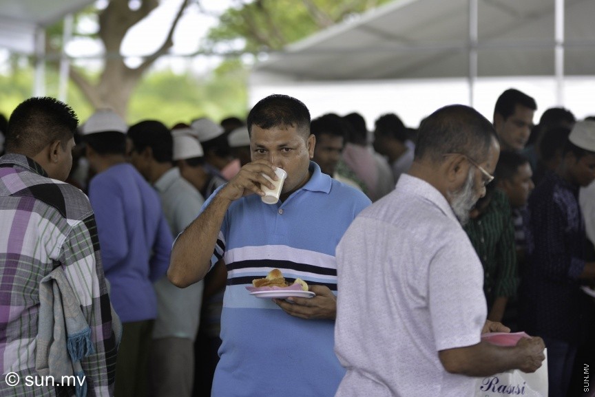 1 ސެޕްޓެމްބަރު 2017: ހުޅުމާލޭ ސެންޓްރަލް ޕާކު ސަރަހައްދުގައި ކުރެވުނު 1438ވަނަ އަހަރުގެ އަޟްޙާ ޢީދު ނަމާދަށްފަހު ސެންޓަލް ޕާކްގައި އޮތް އީދު ސައި: އިސްލާމް ދީނުގައި އީދަކީ ޝަހުވަތްތަކުގެ ފަހަތުން ދުވުމާއި ކާބޯތަކެތިން ބަނޑު ފުރާލުން ނޫން ކަމަށް މިއަދުގެ އީދު ހުތުބާގައި ބުނެފައި---ސަން ފޮޓޯ/ މުހައްމަދު އަފްރާހް 