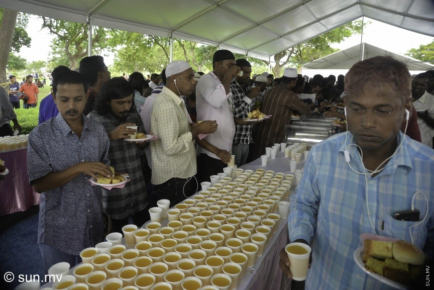 1 ސެޕްޓެމްބަރު 2017: ހުޅުމާލޭ ސެންޓްރަލް ޕާކު ސަރަހައްދުގައި ކުރެވުނު 1438ވަނަ އަހަރުގެ އަޟްޙާ ޢީދު ނަމާދަށްފަހު ސެންޓަލް ޕާކްގައި އޮތް އީދު ސައި: އިސްލާމް ދީނުގައި އީދަކީ ޝަހުވަތްތަކުގެ ފަހަތުން ދުވުމާއި ކާބޯތަކެތިން ބަނޑު ފުރާލުން ނޫން ކަމަށް މިއަދުގެ އީދު ހުތުބާގައި ބުނެފައި---ސަން ފޮޓޯ/ މުހައްމަދު އަފްރާހް 