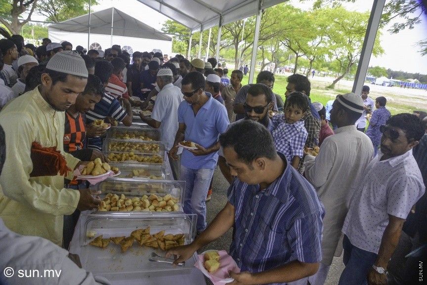 1 ސެޕްޓެމްބަރު 2017: ހުޅުމާލޭ ސެންޓްރަލް ޕާކު ސަރަހައްދުގައި ކުރެވުނު 1438ވަނަ އަހަރުގެ އަޟްޙާ ޢީދު ނަމާދަށްފަހު ސެންޓަލް ޕާކްގައި އޮތް އީދު ސައި: އިސްލާމް ދީނުގައި އީދަކީ ޝަހުވަތްތަކުގެ ފަހަތުން ދުވުމާއި ކާބޯތަކެތިން ބަނޑު ފުރާލުން ނޫން ކަމަށް މިއަދުގެ އީދު ހުތުބާގައި ބުނެފައި---ސަން ފޮޓޯ/ މުހައްމަދު އަފްރާހް 