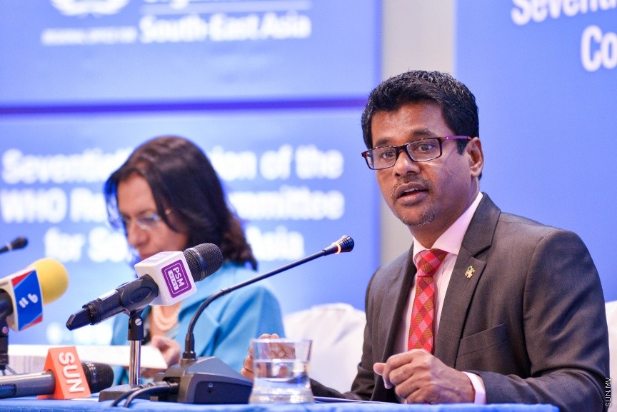 ޑަބްލިއެޗްއޯ ސީރޯގެ 70 ވަނަ ސަރަހައްދީ ބައްދަލުވުން ފެށުން ގެ ހަވާސާގެ ބޭރުން ބޭއްވި ނޫސް ކޮންފަރެންސްގައި ހެލްތު މިނިސްޓަރު ނާޒިމް ވާހަކަ ދައްކަވަނީ---ސަން ފޮޓޯ/ އަފްރާހް 