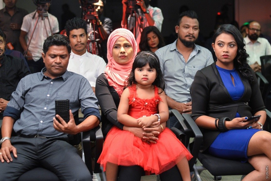 8 ސެޕްޓެމްބަރ 2017: "ބޮސް"ގެ ޓްރެއިލަރ އަދި ލަވަތަކުގެ އޯޑިއޯ ރިލީޒްކުރުމަށް ސޯލްޓް ކެފޭގައި ބޭއްވި ހަފްލާގެތެރެއިން: މި ހަފްލާގައި ފިލްމުގެ ކާސްޓުންނާއި، ޕްރޮޑަކްޝަން ޓީމުގެ އިތުރުން ފިލްމުގެ ލަވަތައް ކިޔާފައިވާ ބައެއް ލަވަކިޔުންތެރީން ވެސް ބައިވެރިވެފައިވޭ-----ސަން ފޮޓޯ/ މުހައްމަދު އަފްރާހް