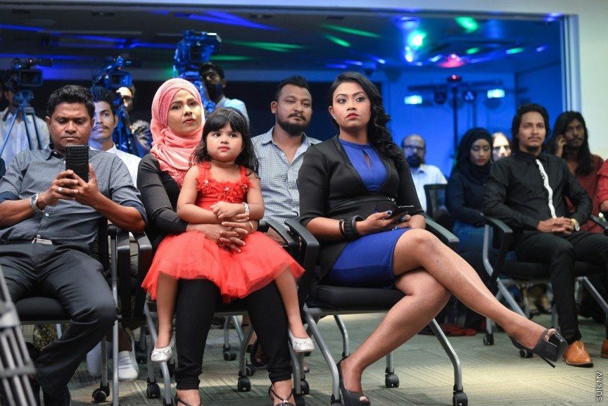 8 ސެޕްޓެމްބަރ 2017: "ބޮސް"ގެ ޓްރެއިލަރ އަދި ލަވަތަކުގެ އޯޑިއޯ ރިލީޒްކުރުމަށް ސޯލްޓް ކެފޭގައި ބޭއްވި ހަފްލާގެތެރެއިން: މި ހަފްލާގައި ފިލްމުގެ ކާސްޓުންނާއި، ޕްރޮޑަކްޝަން ޓީމުގެ އިތުރުން ފިލްމުގެ ލަވަތައް ކިޔާފައިވާ ބައެއް ލަވަކިޔުންތެރީން ވެސް ބައިވެރިވެފައިވޭ-----ސަން ފޮޓޯ/ މުހައްމަދު އަފްރާހް