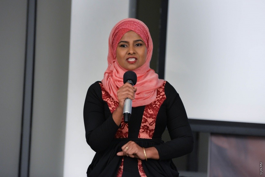 8 ސެޕްޓެމްބަރ 2017: "ބޮސް"ގެ ޓްރެއިލަރ އަދި ލަވަތަކުގެ އޯޑިއޯ ރިލީޒްކުރުމަށް ސޯލްޓް ކެފޭގައި ބޭއްވި ހަފްލާގެތެރެއިން: މި ހަފްލާގައި ފިލްމުގެ ކާސްޓުންނާއި، ޕްރޮޑަކްޝަން ޓީމުގެ އިތުރުން ފިލްމުގެ ލަވަތައް ކިޔާފައިވާ ބައެއް ލަވަކިޔުންތެރީން ވެސް ބައިވެރިވެފައިވޭ-----ސަން ފޮޓޯ/ މުހައްމަދު އަފްރާހް
