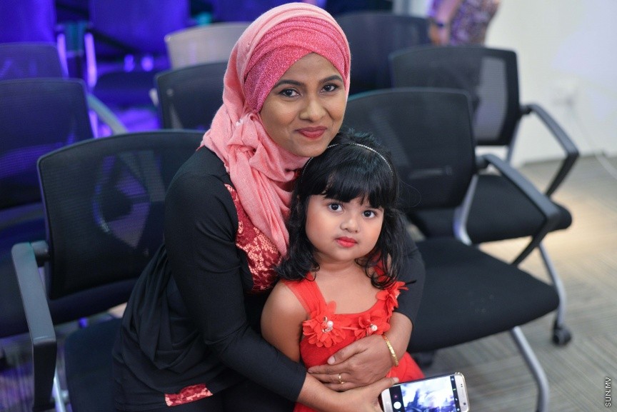 8 ސެޕްޓެމްބަރ 2017: "ބޮސް"ގެ ޓްރެއިލަރ އަދި ލަވަތަކުގެ އޯޑިއޯ ރިލީޒްކުރުމަށް ސޯލްޓް ކެފޭގައި ބޭއްވި ހަފްލާގެތެރެއިން: މި ހަފްލާގައި ފިލްމުގެ ކާސްޓުންނާއި، ޕްރޮޑަކްޝަން ޓީމުގެ އިތުރުން ފިލްމުގެ ލަވަތައް ކިޔާފައިވާ ބައެއް ލަވަކިޔުންތެރީން ވެސް ބައިވެރިވެފައިވޭ-----ސަން ފޮޓޯ/ މުހައްމަދު އަފްރާހް
