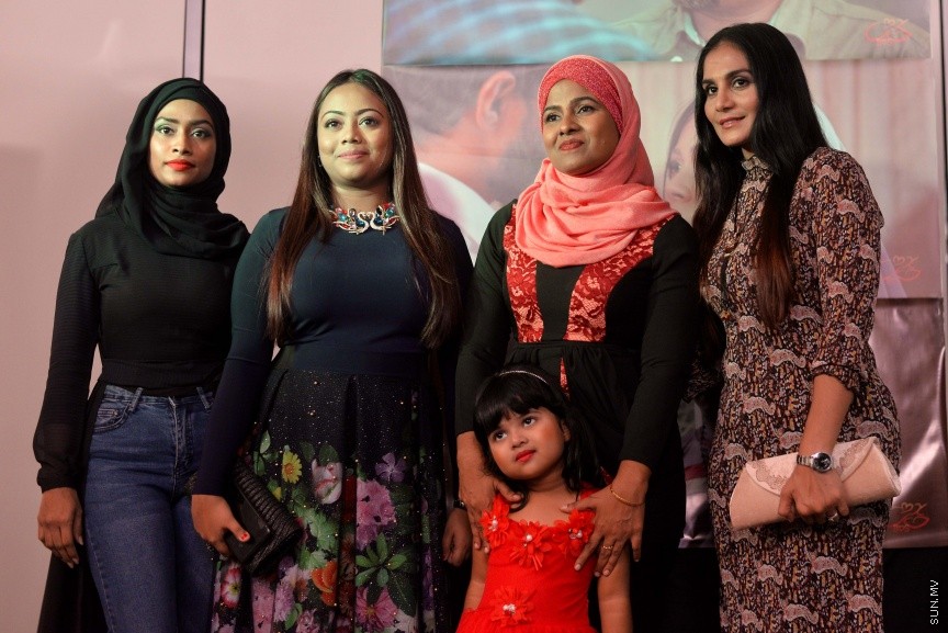 8 ސެޕްޓެމްބަރ 2017: "ބޮސް"ގެ ޓްރެއިލަރ އަދި ލަވަތަކުގެ އޯޑިއޯ ރިލީޒްކުރުމަށް ސޯލްޓް ކެފޭގައި ބޭއްވި ހަފްލާގެތެރެއިން: މި ހަފްލާގައި ފިލްމުގެ ކާސްޓުންނާއި، ޕްރޮޑަކްޝަން ޓީމުގެ އިތުރުން ފިލްމުގެ ލަވަތައް ކިޔާފައިވާ ބައެއް ލަވަކިޔުންތެރީން ވެސް ބައިވެރިވެފައިވޭ-----ސަން ފޮޓޯ/ މުހައްމަދު އަފްރާހް