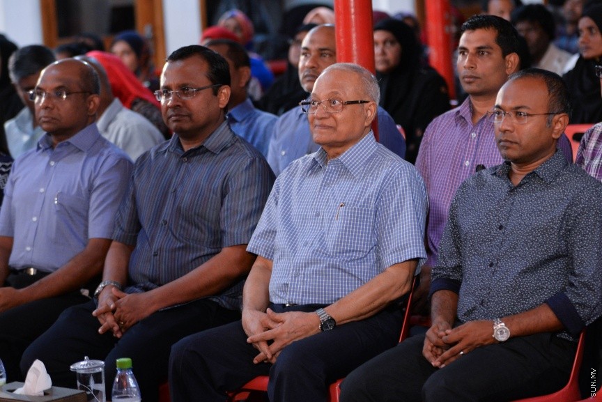 9 ސެޕްޓެމްބަރ 2017: އިދިކޮޅު އިއްތިހާދުން މ.ކުނޫޒުގައި ބޭއްވި  ޖަލްސާގެ ތެރެއިން: މިރޭގެ ޖަލްސާގައި އިދިކޮޅު ޕާޓީތަކުން ގުޅިގެން ކުރަމުންދާ އިސްލާހީ މަސައްކަތްތައް ކުރިއަށްދާނެ ކަމަށާއި އެކަމެއް ނުހުއްޓޭނެ ކަމަށް މައުމޫން ވަނީ ވިދާޅުވެފައި---ސަން ފޮޓޯ/ މުހައްމަދު އަފްރާހް 