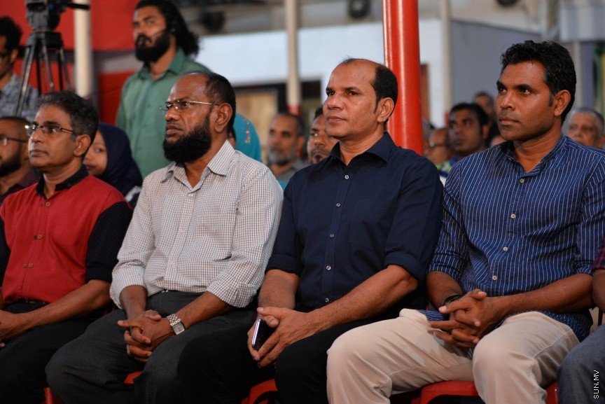 9 ސެޕްޓެމްބަރ 2017: އިދިކޮޅު އިއްތިހާދުން މ.ކުނޫޒުގައި ބޭއްވި  ޖަލްސާގެ ތެރެއިން: މިރޭގެ ޖަލްސާގައި އިދިކޮޅު ޕާޓީތަކުން ގުޅިގެން ކުރަމުންދާ އިސްލާހީ މަސައްކަތްތައް ކުރިއަށްދާނެ ކަމަށާއި އެކަމެއް ނުހުއްޓޭނެ ކަމަށް މައުމޫން ވަނީ ވިދާޅުވެފައި---ސަން ފޮޓޯ/ މުހައްމަދު އަފްރާހް 