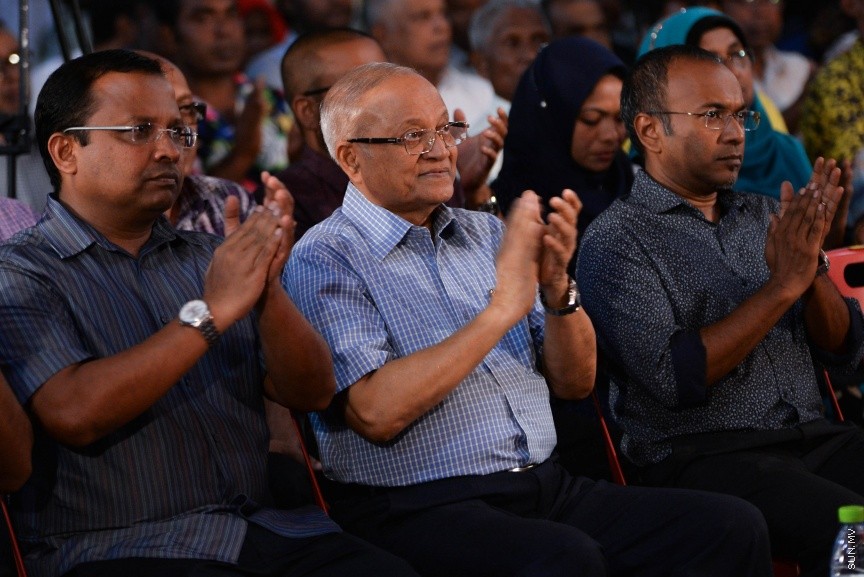 9 ސެޕްޓެމްބަރ 2017: އިދިކޮޅު އިއްތިހާދުން މ.ކުނޫޒުގައި ބޭއްވި  ޖަލްސާގެ ތެރެއިން: މިރޭގެ ޖަލްސާގައި އިދިކޮޅު ޕާޓީތަކުން ގުޅިގެން ކުރަމުންދާ އިސްލާހީ މަސައްކަތްތައް ކުރިއަށްދާނެ ކަމަށާއި އެކަމެއް ނުހުއްޓޭނެ ކަމަށް މައުމޫން ވަނީ ވިދާޅުވެފައި---ސަން ފޮޓޯ/ މުހައްމަދު އަފްރާހް 