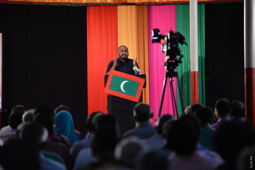9 ސެޕްޓެމްބަރ 2017: އިދިކޮޅު އިއްތިހާދުން މ.ކުނޫޒުގައި ބޭއްވި  ޖަލްސާގެ ތެރެއިން: މިރޭގެ ޖަލްސާގައި އިދިކޮޅު ޕާޓީތަކުން ގުޅިގެން ކުރަމުންދާ އިސްލާހީ މަސައްކަތްތައް ކުރިއަށްދާނެ ކަމަށާއި އެކަމެއް ނުހުއްޓޭނެ ކަމަށް މައުމޫން ވަނީ ވިދާޅުވެފައި---ސަން ފޮޓޯ/ މުހައްމަދު އަފްރާހް 