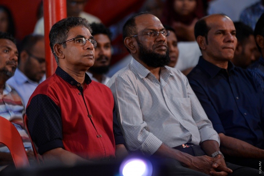 9 ސެޕްޓެމްބަރ 2017: އިދިކޮޅު އިއްތިހާދުން މ.ކުނޫޒުގައި ބޭއްވި  ޖަލްސާގެ ތެރެއިން: މިރޭގެ ޖަލްސާގައި އިދިކޮޅު ޕާޓީތަކުން ގުޅިގެން ކުރަމުންދާ އިސްލާހީ މަސައްކަތްތައް ކުރިއަށްދާނެ ކަމަށާއި އެކަމެއް ނުހުއްޓޭނެ ކަމަށް މައުމޫން ވަނީ ވިދާޅުވެފައި---ސަން ފޮޓޯ/ މުހައްމަދު އަފްރާހް 