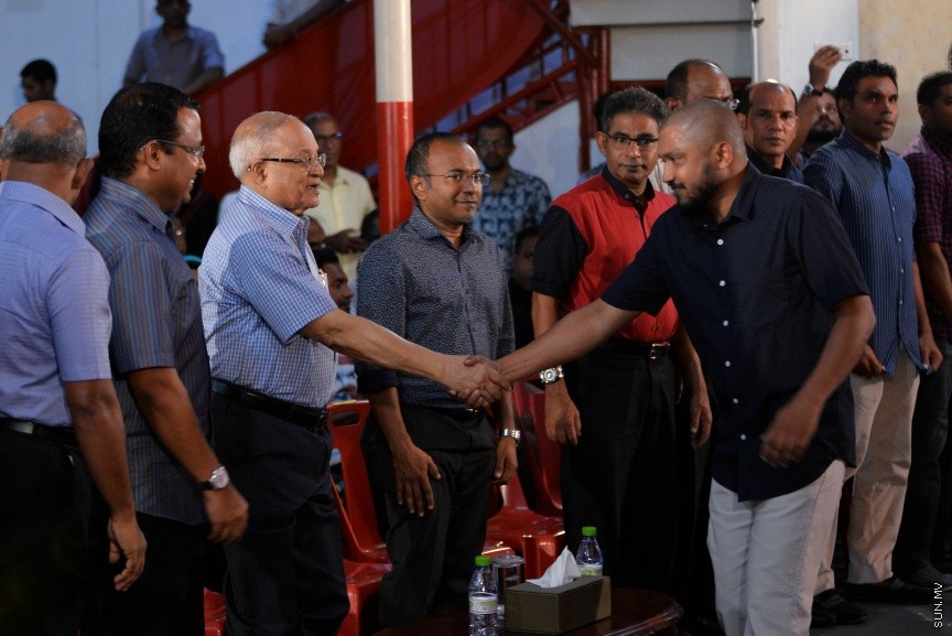 9 ސެޕްޓެމްބަރ 2017: އިދިކޮޅު އިއްތިހާދުން މ.ކުނޫޒުގައި ބޭއްވި  ޖަލްސާގެ ތެރެއިން: މިރޭގެ ޖަލްސާގައި އިދިކޮޅު ޕާޓީތަކުން ގުޅިގެން ކުރަމުންދާ އިސްލާހީ މަސައްކަތްތައް ކުރިއަށްދާނެ ކަމަށާއި އެކަމެއް ނުހުއްޓޭނެ ކަމަށް މައުމޫން ވަނީ ވިދާޅުވެފައި---ސަން ފޮޓޯ/ މުހައްމަދު އަފްރާހް 