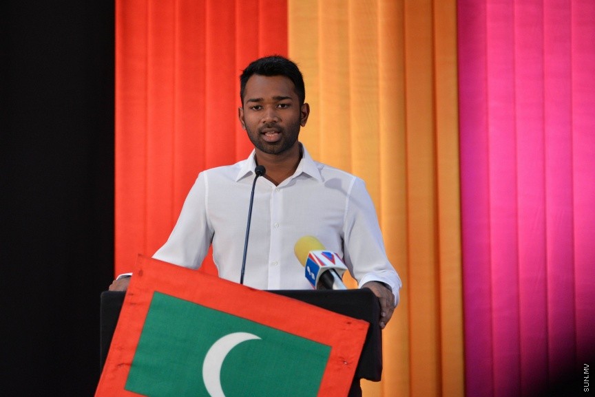 9 ސެޕްޓެމްބަރ 2017: އިދިކޮޅު އިއްތިހާދުން މ.ކުނޫޒުގައި ބޭއްވި  ޖަލްސާގެ ތެރެއިން: މިރޭގެ ޖަލްސާގައި އިދިކޮޅު ޕާޓީތަކުން ގުޅިގެން ކުރަމުންދާ އިސްލާހީ މަސައްކަތްތައް ކުރިއަށްދާނެ ކަމަށާއި އެކަމެއް ނުހުއްޓޭނެ ކަމަށް މައުމޫން ވަނީ ވިދާޅުވެފައި---ސަން ފޮޓޯ/ މުހައްމަދު އަފްރާހް 