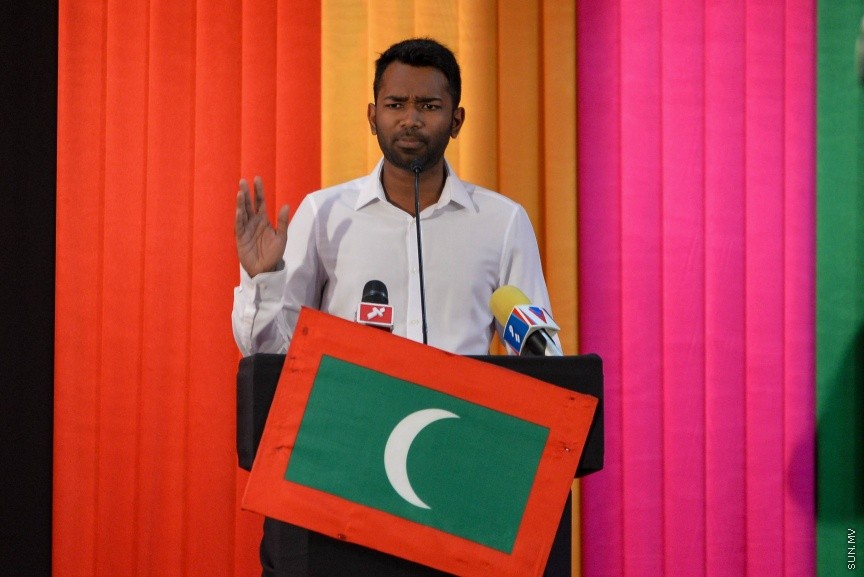 9 ސެޕްޓެމްބަރ 2017: އިދިކޮޅު އިއްތިހާދުން މ.ކުނޫޒުގައި ބޭއްވި  ޖަލްސާގެ ތެރެއިން: މިރޭގެ ޖަލްސާގައި އިދިކޮޅު ޕާޓީތަކުން ގުޅިގެން ކުރަމުންދާ އިސްލާހީ މަސައްކަތްތައް ކުރިއަށްދާނެ ކަމަށާއި އެކަމެއް ނުހުއްޓޭނެ ކަމަށް މައުމޫން ވަނީ ވިދާޅުވެފައި---ސަން ފޮޓޯ/ މުހައްމަދު އަފްރާހް 
