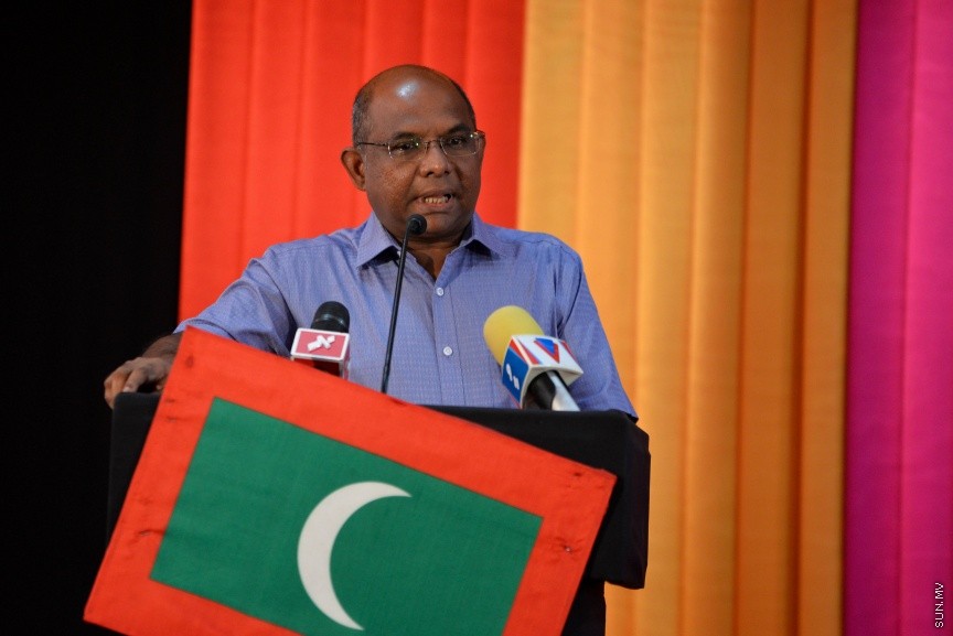 9 ސެޕްޓެމްބަރ 2017: އިދިކޮޅު އިއްތިހާދުން މ.ކުނޫޒުގައި ބޭއްވި  ޖަލްސާގެ ތެރެއިން: މިރޭގެ ޖަލްސާގައި އިދިކޮޅު ޕާޓީތަކުން ގުޅިގެން ކުރަމުންދާ އިސްލާހީ މަސައްކަތްތައް ކުރިއަށްދާނެ ކަމަށާއި އެކަމެއް ނުހުއްޓޭނެ ކަމަށް މައުމޫން ވަނީ ވިދާޅުވެފައި---ސަން ފޮޓޯ/ މުހައްމަދު އަފްރާހް 