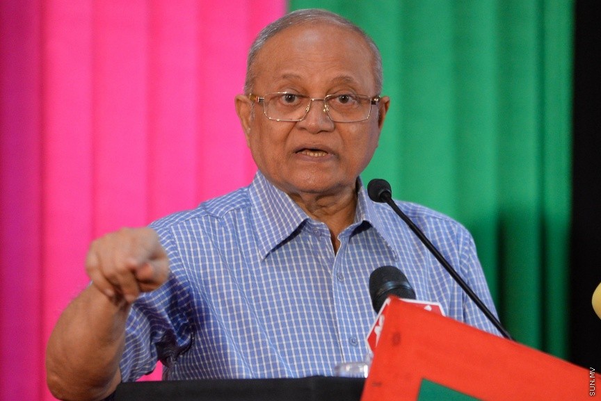  9 ސެޕްޓެމްބަރ 2017: އިދިކޮޅު އިއްތިހާދުން މ.ކުނޫޒުގައި ބޭއްވި  ޖަލްސާގެ ތެރެއިން: އިދިކޮޅު ޕާޓީތަކުން ގުޅިގެން ކުރަމުންދާ އިސްލާހީ މަސައްކަތްތައް ކުރިއަށްދާނެ ކަމަށާއި އެކަމެއް ނުހުއްޓޭނެ ކަމަށް އިދިކޮޅު އިއްތިހާދުގައި އިސްކޮށް ހަރަކާތްތެރިވަމުން އަންނަ އަދި ކުރީގެ ރައީސް މައުމޫން އަބްދުއްގައްޔޫމް މިރޭގެ ޖަލްސާގައި ވަނީ ވިދާޅު ވެފަ---ސަން ފޮޓޯ/ މުހައްމަދު އަފްރާހް 