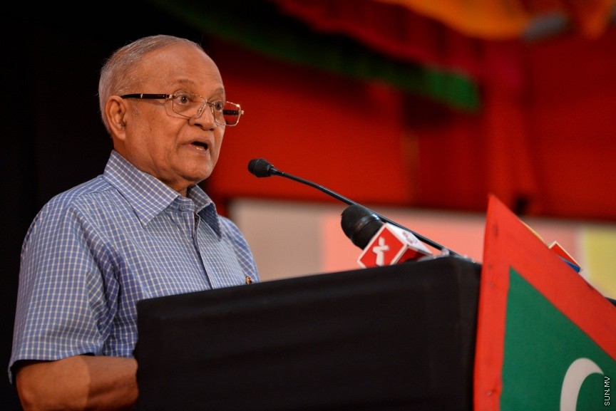  9 ސެޕްޓެމްބަރ 2017: އިދިކޮޅު އިއްތިހާދުން މ.ކުނޫޒުގައި ބޭއްވި  ޖަލްސާގެ ތެރެއިން: އިދިކޮޅު ޕާޓީތަކުން ގުޅިގެން ކުރަމުންދާ އިސްލާހީ މަސައްކަތްތައް ކުރިއަށްދާނެ ކަމަށާއި އެކަމެއް ނުހުއްޓޭނެ ކަމަށް އިދިކޮޅު އިއްތިހާދުގައި އިސްކޮށް ހަރަކާތްތެރިވަމުން އަންނަ އަދި ކުރީގެ ރައީސް މައުމޫން އަބްދުއްގައްޔޫމް މިރޭގެ ޖަލްސާގައި ވަނީ ވިދާޅު ވެފަ---ސަން ފޮޓޯ/ މުހައްމަދު އަފްރާހް 