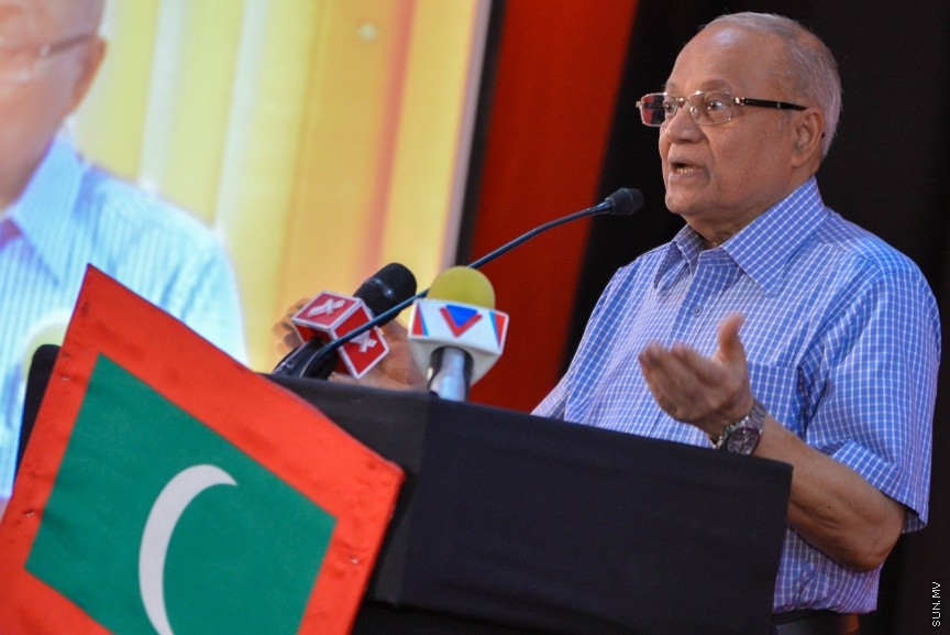9 ސެޕްޓެމްބަރ 2017: އިދިކޮޅު އިއްތިހާދުން މ.ކުނޫޒުގައި ބޭއްވި  ޖަލްސާގެ ތެރެއިން: މިރޭގެ ޖަލްސާގައި އިދިކޮޅު ޕާޓީތަކުން ގުޅިގެން ކުރަމުންދާ އިސްލާހީ މަސައްކަތްތައް ކުރިއަށްދާނެ ކަމަށާއި އެކަމެއް ނުހުއްޓޭނެ ކަމަށް މައުމޫން ވަނީ ވިދާޅުވެފައި---ސަން ފޮޓޯ/ މުހައްމަދު އަފްރާހް 