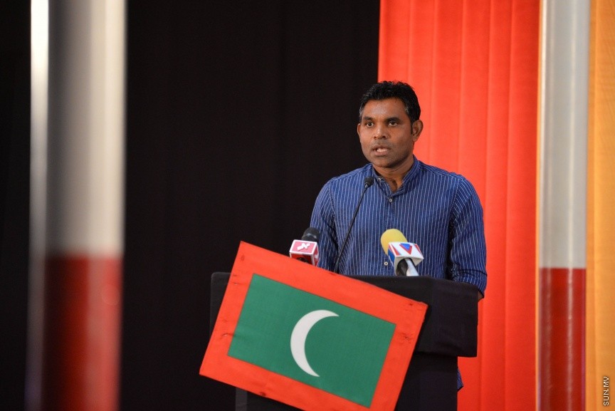9 ސެޕްޓެމްބަރ 2017: އިދިކޮޅު އިއްތިހާދުން މ.ކުނޫޒުގައި ބޭއްވި  ޖަލްސާގެ ތެރެއިން: މިރޭގެ ޖަލްސާގައި އިދިކޮޅު ޕާޓީތަކުން ގުޅިގެން ކުރަމުންދާ އިސްލާހީ މަސައްކަތްތައް ކުރިއަށްދާނެ ކަމަށާއި އެކަމެއް ނުހުއްޓޭނެ ކަމަށް މައުމޫން ވަނީ ވިދާޅުވެފައި---ސަން ފޮޓޯ/ މުހައްމަދު އަފްރާހް 