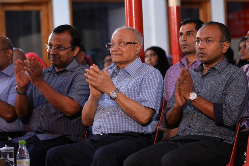 9 ސެޕްޓެމްބަރ 2017: އިދިކޮޅު އިއްތިހާދުން މ.ކުނޫޒުގައި ބޭއްވި  ޖަލްސާގެ ތެރެއިން: މިރޭގެ ޖަލްސާގައި އިދިކޮޅު ޕާޓީތަކުން ގުޅިގެން ކުރަމުންދާ އިސްލާހީ މަސައްކަތްތައް ކުރިއަށްދާނެ ކަމަށާއި އެކަމެއް ނުހުއްޓޭނެ ކަމަށް މައުމޫން ވަނީ ވިދާޅުވެފައި---ސަން ފޮޓޯ/ މުހައްމަދު އަފްރާހް 