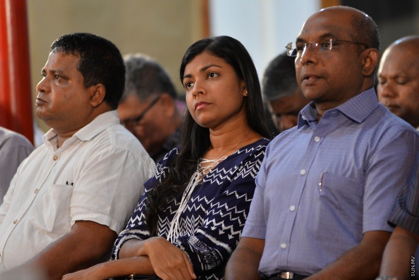 9 ސެޕްޓެމްބަރ 2017: އިދިކޮޅު އިއްތިހާދުން މ.ކުނޫޒުގައި ބޭއްވި  ޖަލްސާގެ ތެރެއިން: މިރޭގެ ޖަލްސާގައި އިދިކޮޅު ޕާޓީތަކުން ގުޅިގެން ކުރަމުންދާ އިސްލާހީ މަސައްކަތްތައް ކުރިއަށްދާނެ ކަމަށާއި އެކަމެއް ނުހުއްޓޭނެ ކަމަށް މައުމޫން ވަނީ ވިދާޅުވެފައި---ސަން ފޮޓޯ/ މުހައްމަދު އަފްރާހް 