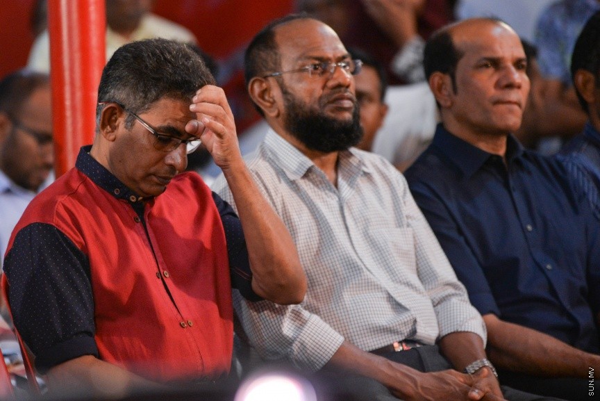 9 ސެޕްޓެމްބަރ 2017: އިދިކޮޅު އިއްތިހާދުން މ.ކުނޫޒުގައި ބޭއްވި  ޖަލްސާގެ ތެރެއިން: މިރޭގެ ޖަލްސާގައި އިދިކޮޅު ޕާޓީތަކުން ގުޅިގެން ކުރަމުންދާ އިސްލާހީ މަސައްކަތްތައް ކުރިއަށްދާނެ ކަމަށާއި އެކަމެއް ނުހުއްޓޭނެ ކަމަށް މައުމޫން ވަނީ ވިދާޅުވެފައި---ސަން ފޮޓޯ/ މުހައްމަދު އަފްރާހް 