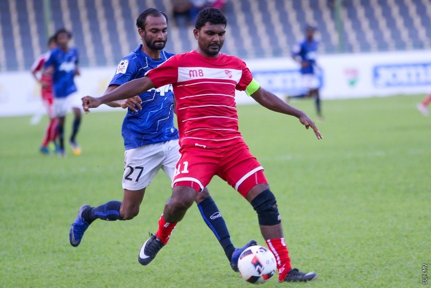 އުރީދޫ ދިވެހި ޕްރިމިއާ ލީގުގައި ތިނަދުއާއި ކުޑަހުވަދޫ ބައްދަލުކުރި މެޗުގެ ތެރެއިން: އެ މެޗުން ތިނަދޫ މޮޅުވީ 2-0 ލަނޑުން --- ސަން ފޮޓޯ/ މުހައްމަދު އަފްރާހް