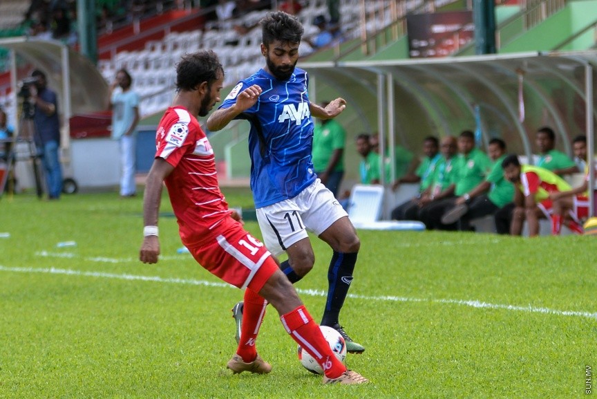 އުރީދޫ ދިވެހި ޕްރިމިއާ ލީގުގައި ތިނަދުއާއި ކުޑަހުވަދޫ ބައްދަލުކުރި މެޗުގެ ތެރެއިން: އެ މެޗުން ތިނަދޫ މޮޅުވީ 2-0 ލަނޑުން --- ސަން ފޮޓޯ/ މުހައްމަދު އަފްރާހް