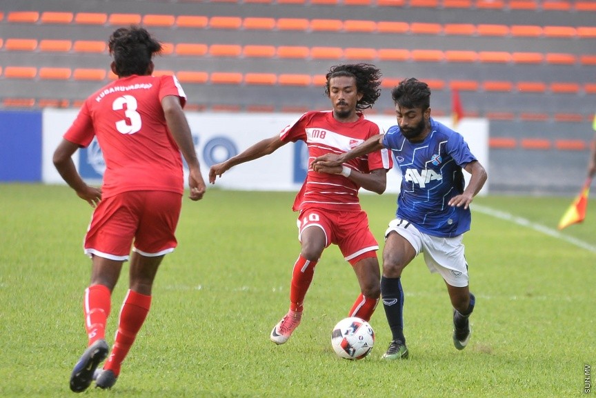 އުރީދޫ ދިވެހި ޕްރިމިއާ ލީގުގައި ތިނަދުއާއި ކުޑަހުވަދޫ ބައްދަލުކުރި މެޗުގެ ތެރެއިން: އެ މެޗުން ތިނަދޫ މޮޅުވީ 2-0 ލަނޑުން --- ސަން ފޮޓޯ/ މުހައްމަދު އަފްރާހް