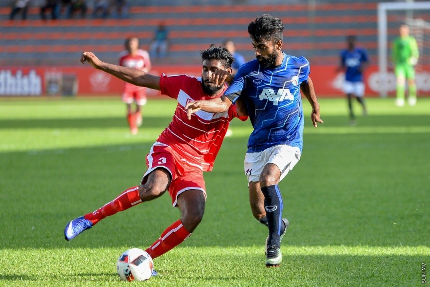 އުރީދޫ ދިވެހި ޕްރިމިއާ ލީގުގައި ތިނަދުއާއި ކުޑަހުވަދޫ ބައްދަލުކުރި މެޗުގެ ތެރެއިން: އެ މެޗުން ތިނަދޫ މޮޅުވީ 2-0 ލަނޑުން --- ސަން ފޮޓޯ/ މުހައްމަދު އަފްރާހް