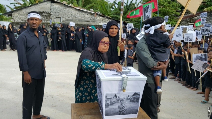ރޮހިންޔާ މުސްލިމުންނަށް އެހީވުމަށް ފައިސާ އެއްކުރުމަށް ލ. އިސްދޫގައި ބެހެއްޓި ފަންޑް ފޮއްޓަށް ދެ ދުވަހުގެ ތެރޭގައި އެއްލައްކަ އަށް ވުރެ ގިނަ ރުފިޔާ ޖަމާކޮށްފި: ފަންޑް ފޮށި ބެހެއްޓުމުގެ އިތުރުން ކަޕްކޭކް ވިއްކުމާއި ހެދިކާ ވިއްކުމުގެ އިތުރުން ސައިކަލް ދޮވުމުގެ ހަރަކާތްތައް ވަނީ އިސްދޫގައި ކުރިއަށް ގެންގޮއްސަ---ފޮޓޯ އިސްދޫ ކައުންސިލް