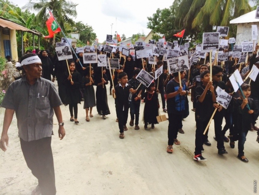 ރޮހިންޔާ މުސްލިމުންނަށް އެހީވުމަށް ފައިސާ އެއްކުރުމަށް ލ. އިސްދޫގައި ބެހެއްޓި ފަންޑް ފޮއްޓަށް ދެ ދުވަހުގެ ތެރޭގައި އެއްލައްކަ އަށް ވުރެ ގިނަ ރުފިޔާ ޖަމާކޮށްފި: ފަންޑް ފޮށި ބެހެއްޓުމުގެ އިތުރުން ކަޕްކޭކް ވިއްކުމާއި ހެދިކާ ވިއްކުމުގެ އިތުރުން ސައިކަލް ދޮވުމުގެ ހަރަކާތްތައް ވަނީ އިސްދޫގައި ކުރިއަށް ގެންގޮއްސަ---ފޮޓޯ އިސްދޫ ކައުންސިލް