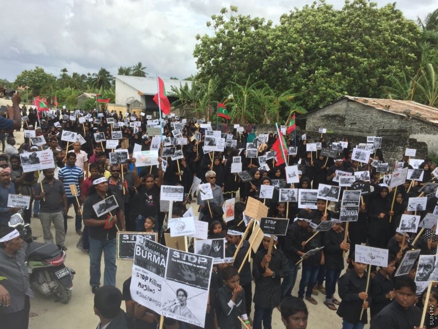 ރޮހިންޔާ މުސްލިމުންނަށް އެހީވުމަށް ފައިސާ އެއްކުރުމަށް ލ. އިސްދޫގައި ބެހެއްޓި ފަންޑް ފޮއްޓަށް ދެ ދުވަހުގެ ތެރޭގައި އެއްލައްކަ އަށް ވުރެ ގިނަ ރުފިޔާ ޖަމާކޮށްފި: ފަންޑް ފޮށި ބެހެއްޓުމުގެ އިތުރުން ކަޕްކޭކް ވިއްކުމާއި ހެދިކާ ވިއްކުމުގެ އިތުރުން ސައިކަލް ދޮވުމުގެ ހަރަކާތްތައް ވަނީ އިސްދޫގައި ކުރިއަށް ގެންގޮއްސަ---ފޮޓޯ އިސްދޫ ކައުންސިލް