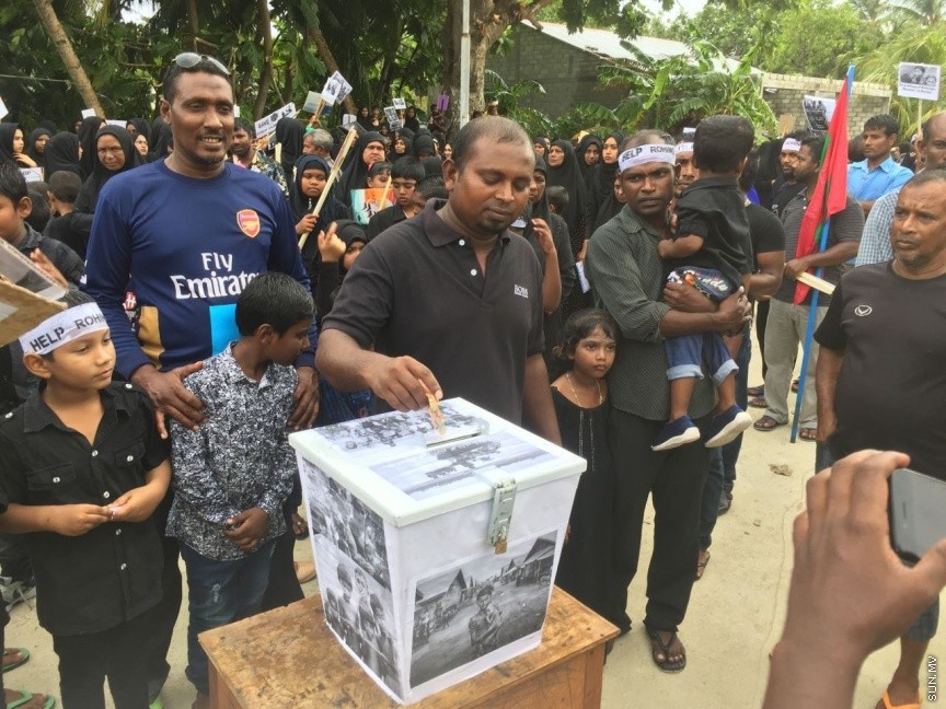 ރޮހިންޔާ މުސްލިމުންނަށް އެހީވުމަށް ފައިސާ އެއްކުރުމަށް ލ. އިސްދޫގައި ބެހެއްޓި ފަންޑް ފޮއްޓަށް ދެ ދުވަހުގެ ތެރޭގައި އެއްލައްކަ އަށް ވުރެ ގިނަ ރުފިޔާ ޖަމާކޮށްފި: ފަންޑް ފޮށި ބެހެއްޓުމުގެ އިތުރުން ކަޕްކޭކް ވިއްކުމާއި ހެދިކާ ވިއްކުމުގެ އިތުރުން ސައިކަލް ދޮވުމުގެ ހަރަކާތްތައް ވަނީ އިސްދޫގައި ކުރިއަށް ގެންގޮއްސަ---ފޮޓޯ އިސްދޫ ކައުންސިލް