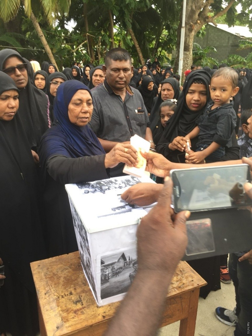 ރޮހިންޔާ މުސްލިމުންނަށް އެހީވުމަށް ފައިސާ އެއްކުރުމަށް ލ. އިސްދޫގައި ބެހެއްޓި ފަންޑް ފޮއްޓަށް ދެ ދުވަހުގެ ތެރޭގައި އެއްލައްކަ އަށް ވުރެ ގިނަ ރުފިޔާ ޖަމާކޮށްފި: ފަންޑް ފޮށި ބެހެއްޓުމުގެ އިތުރުން ކަޕްކޭކް ވިއްކުމާއި ހެދިކާ ވިއްކުމުގެ އިތުރުން ސައިކަލް ދޮވުމުގެ ހަރަކާތްތައް ވަނީ އިސްދޫގައި ކުރިއަށް ގެންގޮއްސަ---ފޮޓޯ އިސްދޫ ކައުންސިލް