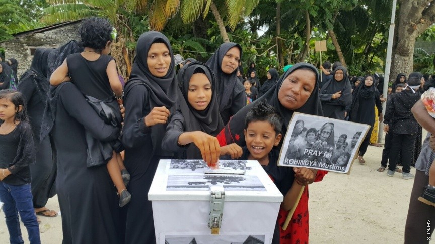 ރޮހިންޔާ މުސްލިމުންނަށް އެހީވުމަށް ފައިސާ އެއްކުރުމަށް ލ. އިސްދޫގައި ބެހެއްޓި ފަންޑް ފޮއްޓަށް ދެ ދުވަހުގެ ތެރޭގައި އެއްލައްކަ އަށް ވުރެ ގިނަ ރުފިޔާ ޖަމާކޮށްފި: ފަންޑް ފޮށި ބެހެއްޓުމުގެ އިތުރުން ކަޕްކޭކް ވިއްކުމާއި ހެދިކާ ވިއްކުމުގެ އިތުރުން ސައިކަލް ދޮވުމުގެ ހަރަކާތްތައް ވަނީ އިސްދޫގައި ކުރިއަށް ގެންގޮއްސަ---ފޮޓޯ އިސްދޫ ކައުންސިލް
