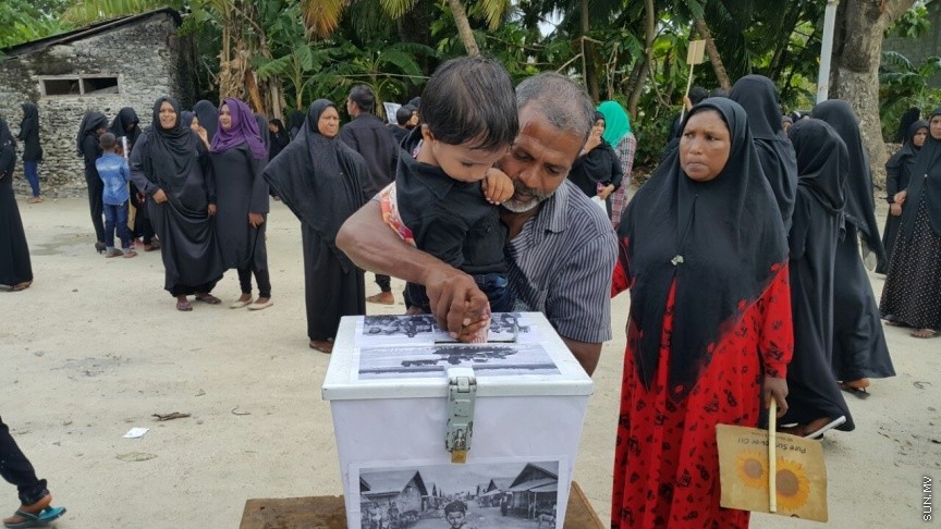 ރޮހިންޔާ މުސްލިމުންނަށް އެހީވުމަށް ފައިސާ އެއްކުރުމަށް ލ. އިސްދޫގައި ބެހެއްޓި ފަންޑް ފޮއްޓަށް ދެ ދުވަހުގެ ތެރޭގައި އެއްލައްކަ އަށް ވުރެ ގިނަ ރުފިޔާ ޖަމާކޮށްފި: ފަންޑް ފޮށި ބެހެއްޓުމުގެ އިތުރުން ކަޕްކޭކް ވިއްކުމާއި ހެދިކާ ވިއްކުމުގެ އިތުރުން ސައިކަލް ދޮވުމުގެ ހަރަކާތްތައް ވަނީ އިސްދޫގައި ކުރިއަށް ގެންގޮއްސަ---ފޮޓޯ އިސްދޫ ކައުންސިލް