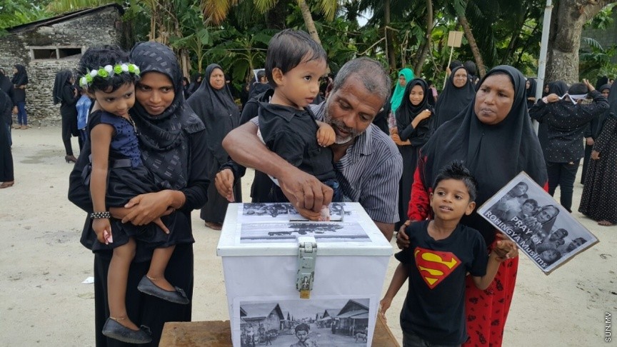 ރޮހިންޔާ މުސްލިމުންނަށް އެހީވުމަށް ފައިސާ އެއްކުރުމަށް ލ. އިސްދޫގައި ބެހެއްޓި ފަންޑް ފޮއްޓަށް ދެ ދުވަހުގެ ތެރޭގައި އެއްލައްކަ އަށް ވުރެ ގިނަ ރުފިޔާ ޖަމާކޮށްފި: ފަންޑް ފޮށި ބެހެއްޓުމުގެ އިތުރުން ކަޕްކޭކް ވިއްކުމާއި ހެދިކާ ވިއްކުމުގެ އިތުރުން ސައިކަލް ދޮވުމުގެ ހަރަކާތްތައް ވަނީ އިސްދޫގައި ކުރިއަށް ގެންގޮއްސަ---ފޮޓޯ އިސްދޫ ކައުންސިލް