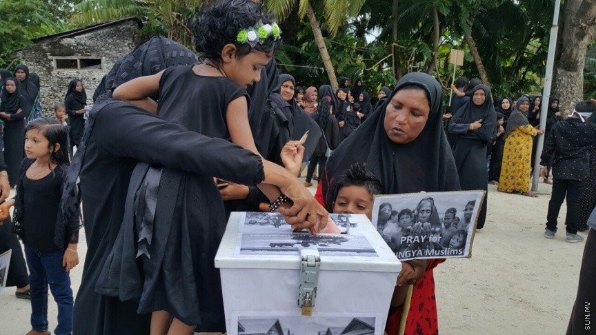 ރޮހިންޔާ މުސްލިމުންނަށް އެހީވުމަށް ފައިސާ އެއްކުރުމަށް ލ. އިސްދޫގައި ބެހެއްޓި ފަންޑް ފޮއްޓަށް ދެ ދުވަހުގެ ތެރޭގައި އެއްލައްކަ އަށް ވުރެ ގިނަ ރުފިޔާ ޖަމާކޮށްފި: ފަންޑް ފޮށި ބެހެއްޓުމުގެ އިތުރުން ކަޕްކޭކް ވިއްކުމާއި ހެދިކާ ވިއްކުމުގެ އިތުރުން ސައިކަލް ދޮވުމުގެ ހަރަކާތްތައް ވަނީ އިސްދޫގައި ކުރިއަށް ގެންގޮއްސަ---ފޮޓޯ އިސްދޫ ކައުންސިލް