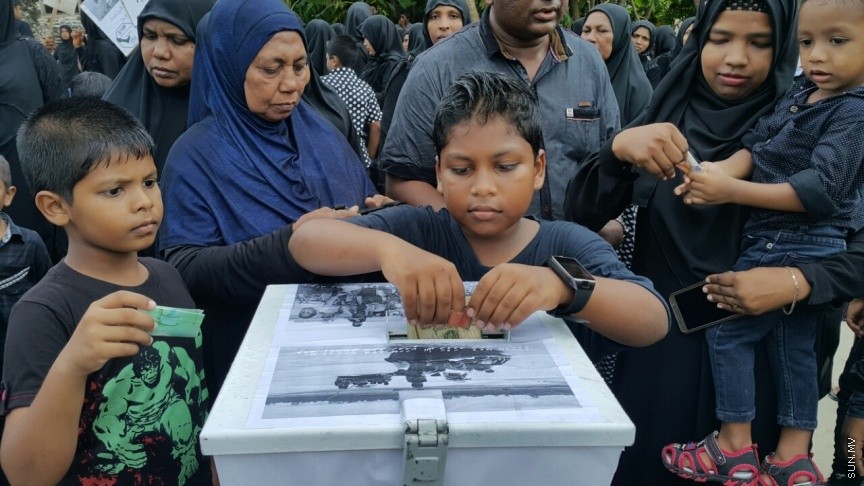 ރޮހިންޔާ މުސްލިމުންނަށް އެހީވުމަށް ފައިސާ އެއްކުރުމަށް ލ. އިސްދޫގައި ބެހެއްޓި ފަންޑް ފޮއްޓަށް ދެ ދުވަހުގެ ތެރޭގައި އެއްލައްކަ އަށް ވުރެ ގިނަ ރުފިޔާ ޖަމާކޮށްފި: ފަންޑް ފޮށި ބެހެއްޓުމުގެ އިތުރުން ކަޕްކޭކް ވިއްކުމާއި ހެދިކާ ވިއްކުމުގެ އިތުރުން ސައިކަލް ދޮވުމުގެ ހަރަކާތްތައް ވަނީ އިސްދޫގައި ކުރިއަށް ގެންގޮއްސަ---ފޮޓޯ އިސްދޫ ކައުންސިލް