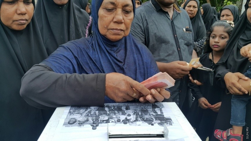 ރޮހިންޔާ މުސްލިމުންނަށް އެހީވުމަށް ފައިސާ އެއްކުރުމަށް ލ. އިސްދޫގައި ބެހެއްޓި ފަންޑް ފޮއްޓަށް ދެ ދުވަހުގެ ތެރޭގައި އެއްލައްކަ އަށް ވުރެ ގިނަ ރުފިޔާ ޖަމާކޮށްފި: ފަންޑް ފޮށި ބެހެއްޓުމުގެ އިތުރުން ކަޕްކޭކް ވިއްކުމާއި ހެދިކާ ވިއްކުމުގެ އިތުރުން ސައިކަލް ދޮވުމުގެ ހަރަކާތްތައް ވަނީ އިސްދޫގައި ކުރިއަށް ގެންގޮއްސަ---ފޮޓޯ އިސްދޫ ކައުންސިލް