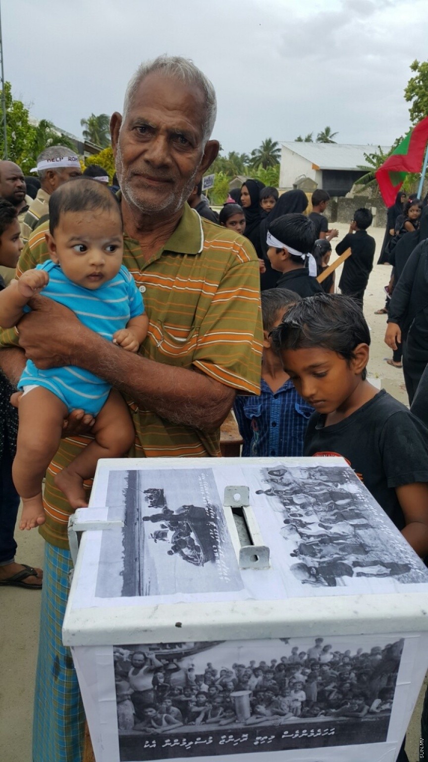 ރޮހިންޔާ މުސްލިމުންނަށް އެހީވުމަށް ފައިސާ އެއްކުރުމަށް ލ. އިސްދޫގައި ބެހެއްޓި ފަންޑް ފޮއްޓަށް ދެ ދުވަހުގެ ތެރޭގައި އެއްލައްކަ އަށް ވުރެ ގިނަ ރުފިޔާ ޖަމާކޮށްފި: ފަންޑް ފޮށި ބެހެއްޓުމުގެ އިތުރުން ކަޕްކޭކް ވިއްކުމާއި ހެދިކާ ވިއްކުމުގެ އިތުރުން ސައިކަލް ދޮވުމުގެ ހަރަކާތްތައް ވަނީ އިސްދޫގައި ކުރިއަށް ގެންގޮއްސަ---ފޮޓޯ އިސްދޫ ކައުންސިލް