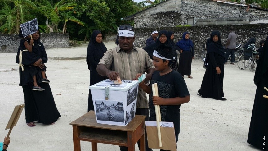 ރޮހިންޔާ މުސްލިމުންނަށް އެހީވުމަށް ފައިސާ އެއްކުރުމަށް ލ. އިސްދޫގައި ބެހެއްޓި ފަންޑް ފޮއްޓަށް ދެ ދުވަހުގެ ތެރޭގައި އެއްލައްކަ އަށް ވުރެ ގިނަ ރުފިޔާ ޖަމާކޮށްފި: ފަންޑް ފޮށި ބެހެއްޓުމުގެ އިތުރުން ކަޕްކޭކް ވިއްކުމާއި ހެދިކާ ވިއްކުމުގެ އިތުރުން ސައިކަލް ދޮވުމުގެ ހަރަކާތްތައް ވަނީ އިސްދޫގައި ކުރިއަށް ގެންގޮއްސަ---ފޮޓޯ އިސްދޫ ކައުންސިލް