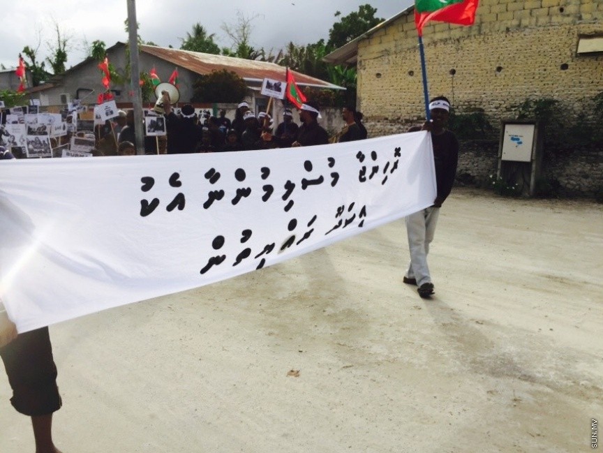 ރޮހިންޔާ މުސްލިމުންނަށް އެހީވުމަށް ފައިސާ އެއްކުރުމަށް ލ. އިސްދޫގައި ބެހެއްޓި ފަންޑް ފޮއްޓަށް ދެ ދުވަހުގެ ތެރޭގައި އެއްލައްކަ އަށް ވުރެ ގިނަ ރުފިޔާ ޖަމާކޮށްފި: ފަންޑް ފޮށި ބެހެއްޓުމުގެ އިތުރުން ކަޕްކޭކް ވިއްކުމާއި ހެދިކާ ވިއްކުމުގެ އިތުރުން ސައިކަލް ދޮވުމުގެ ހަރަކާތްތައް ވަނީ އިސްދޫގައި ކުރިއަށް ގެންގޮއްސަ---ފޮޓޯ އިސްދޫ ކައުންސިލް