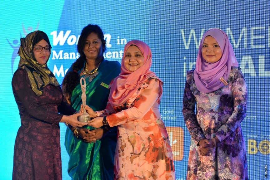 14 ސެޕްޓެމްބަރ 2017: ވިމެން އިން މެނޭޖްމަންޓްގެ ރާއްޖޭގެ ގޮފި އިފްތިތާހު ކުރުމަށް މިރޭ ހޮޓަލް ޖެންގައި ބޭއްވި ރަސްމިއްޔާތުގެ ތެރެއިން---ސަން ފޮޓޯ/ މުހައްމަދު އަފްރާހް 