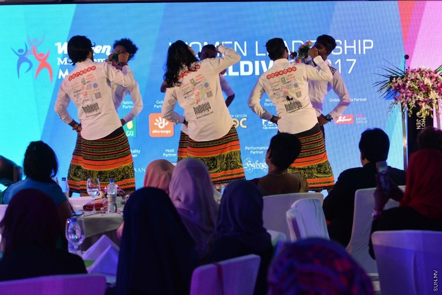 14 ސެޕްޓެމްބަރ 2017: ވިމެން އިން މެނޭޖްމަންޓްގެ ރާއްޖޭގެ ގޮފި އިފްތިތާހު ކުރުމަށް މިރޭ ހޮޓަލް ޖެންގައި ބޭއްވި ރަސްމިއްޔާތުގެ ތެރެއިން---ސަން ފޮޓޯ/ މުހައްމަދު އަފްރާހް 