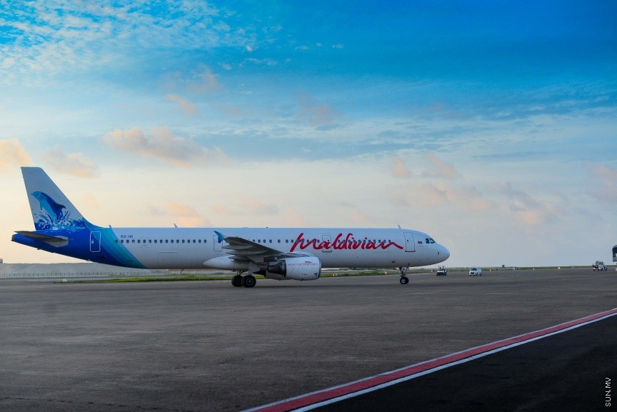 ދިވެހިރާއްޖޭގެ ގައުމީ އެއާލައިން، މޯލްޑިވިއަން އިން ޗައިނާ އަށް ކުރަމުން އައި ދަތުރުތަށް ފުޅާކޮށް، ޗައިނާގެ ހަންގްޖޯއު ސިޓީއަށް ދަތުރުތަށް ފެށުން: މިއަދު ވެލާނާ އިންޓަނޭޝަނަލް އެއާޕޯޓުގައި ނޫސްވެރިންނަށް މައުލޫމާތު ދެއްވަމުން އައިލެންޑް އޭވިއޭޝަންގެ މެނޭޖިން ޑައިރެކްޓަރު އަބްދުލް ހާރިސް ވިދާޅުވީ، ހަންގްޖޯއު އަކީ ޗައިނާގެ މުއްސަނދި ސިޓީ ތަކުގެ ތެރެއިން ސިޓީއެއް ކަމަށާއި އަލަށް ދަތުރު ފެށި އެ މަންޒިލުން ރާއްޖޭގެ ފަތުރުވެރިކަމަށް އެދެވިގެންވާ ބޮޑު ބަދަލެއް އަންނާނެކަމަށެ----ސަން ފޮޓޯ/ މުހއްމަދު އަފްރާހް 