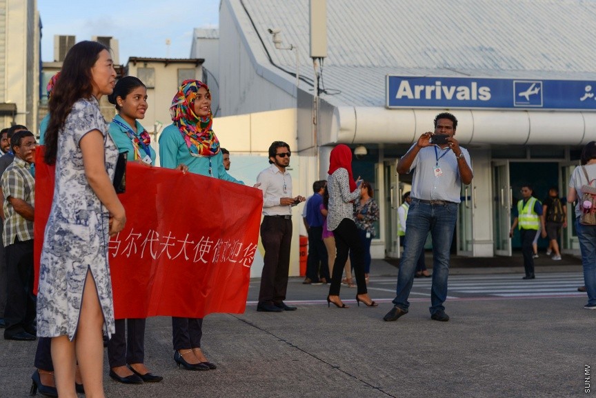 ދިވެހިރާއްޖޭގެ ގައުމީ އެއާލައިން، މޯލްޑިވިއަން އިން ޗައިނާ އަށް ކުރަމުން އައި ދަތުރުތަށް ފުޅާކޮށް، ޗައިނާގެ ހަންގްޖޯއު ސިޓީއަށް ދަތުރުތަށް ފެށުން: މިއަދު ވެލާނާ އިންޓަނޭޝަނަލް އެއާޕޯޓުގައި ނޫސްވެރިންނަށް މައުލޫމާތު ދެއްވަމުން އައިލެންޑް އޭވިއޭޝަންގެ މެނޭޖިން ޑައިރެކްޓަރު އަބްދުލް ހާރިސް ވިދާޅުވީ، ހަންގްޖޯއު އަކީ ޗައިނާގެ މުއްސަނދި ސިޓީ ތަކުގެ ތެރެއިން ސިޓީއެއް ކަމަށާއި އަލަށް ދަތުރު ފެށި އެ މަންޒިލުން ރާއްޖޭގެ ފަތުރުވެރިކަމަށް އެދެވިގެންވާ ބޮޑު ބަދަލެއް އަންނާނެކަމަށެ----ސަން ފޮޓޯ/ މުހއްމަދު އަފްރާހް 