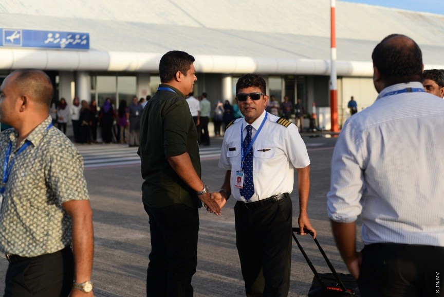 ދިވެހިރާއްޖޭގެ ގައުމީ އެއާލައިން، މޯލްޑިވިއަން އިން ޗައިނާ އަށް ކުރަމުން އައި ދަތުރުތަށް ފުޅާކޮށް، ޗައިނާގެ ހަންގްޖޯއު ސިޓީއަށް ދަތުރުތަށް ފެށުން: މިއަދު ވެލާނާ އިންޓަނޭޝަނަލް އެއާޕޯޓުގައި ނޫސްވެރިންނަށް މައުލޫމާތު ދެއްވަމުން އައިލެންޑް އޭވިއޭޝަންގެ މެނޭޖިން ޑައިރެކްޓަރު އަބްދުލް ހާރިސް ވިދާޅުވީ، ހަންގްޖޯއު އަކީ ޗައިނާގެ މުއްސަނދި ސިޓީ ތަކުގެ ތެރެއިން ސިޓީއެއް ކަމަށާއި އަލަށް ދަތުރު ފެށި އެ މަންޒިލުން ރާއްޖޭގެ ފަތުރުވެރިކަމަށް އެދެވިގެންވާ ބޮޑު ބަދަލެއް އަންނާނެކަމަށެ----ސަން ފޮޓޯ/ މުހއްމަދު އަފްރާހް 